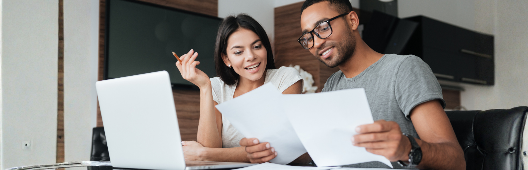Casal a fazer o check up financeiro 