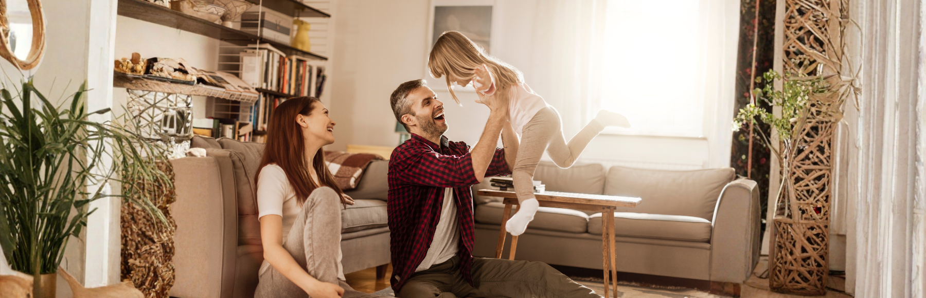 Familia em casa com o bebé, felizes 