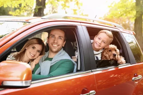 Família feliz num carro
