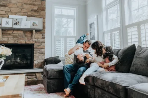 Família feliz em casa 