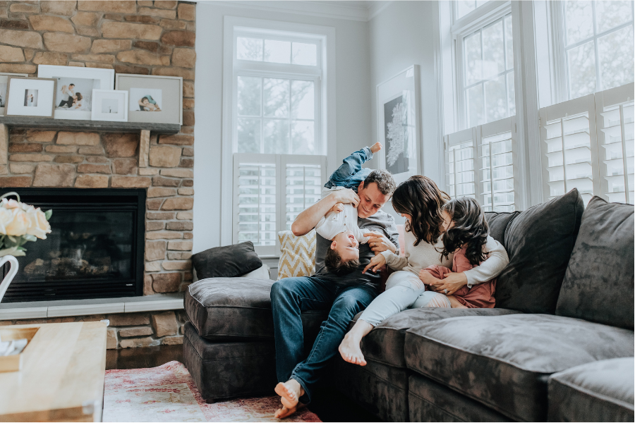Família feliz em casa 