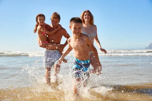 família de ferias na praia