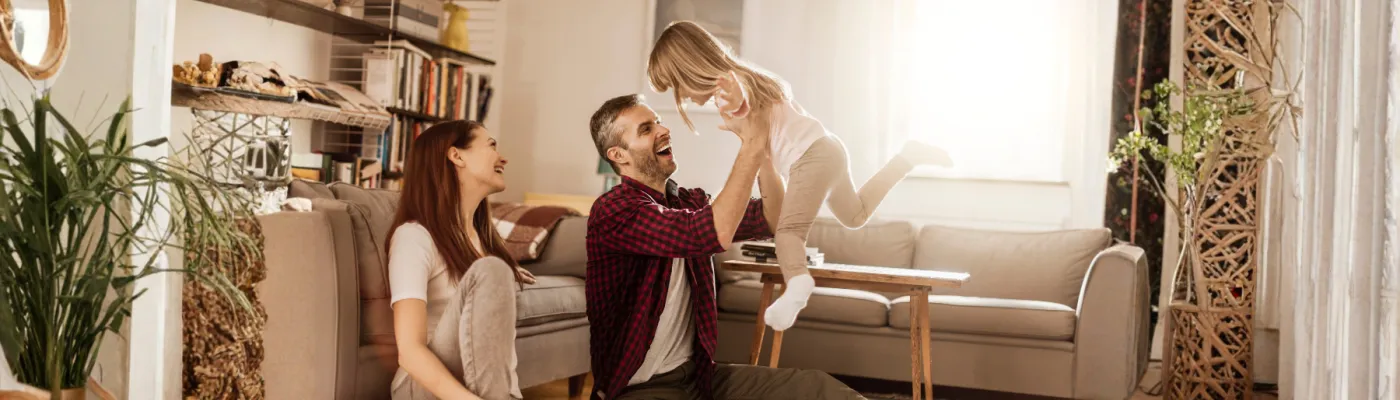 Familia em casa com o bebé, felizes 